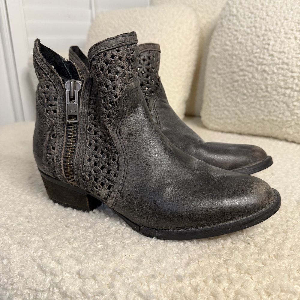 Circle G Western Short Cut Out Ankle Boot Booties Distressed Black 8 Women